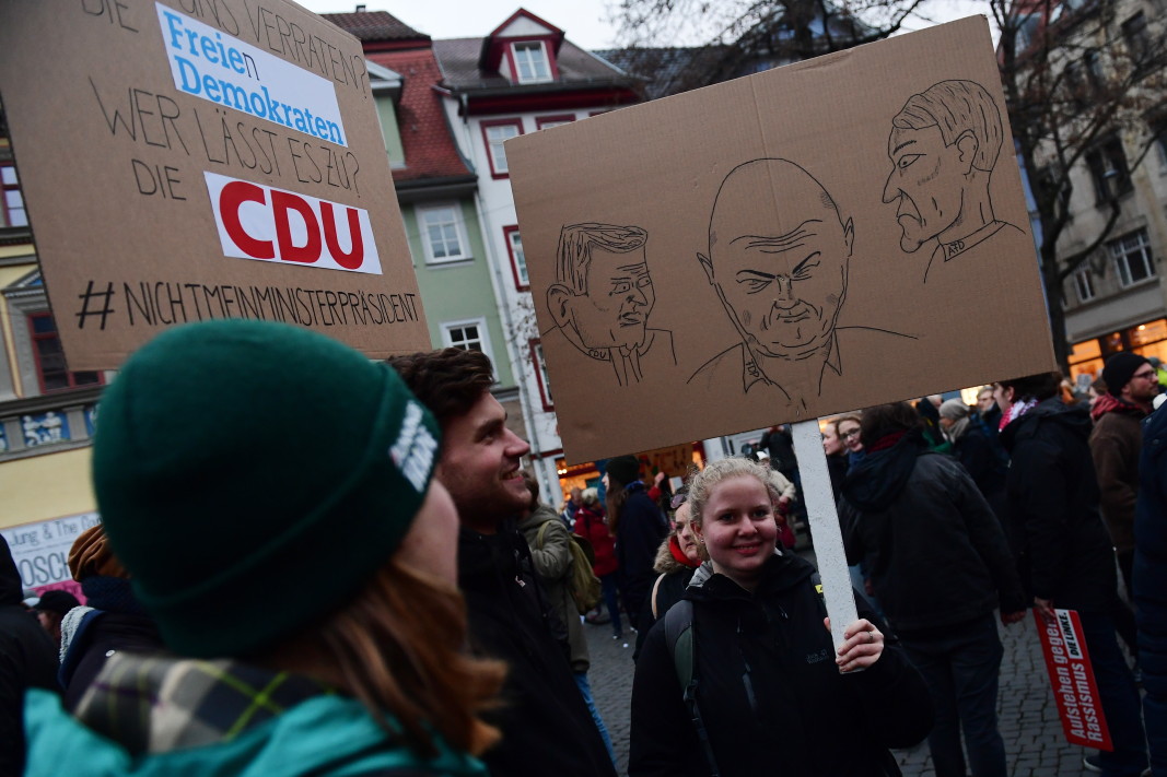 Протестиращи срещу избирането на Кемерих с портрет на политиците, свързани с гласуването в Тюрингия