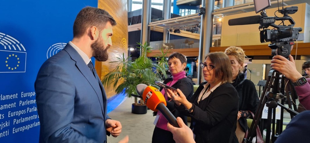 MEP Novakov responding to journalistic questions at the EP in Strasbourg