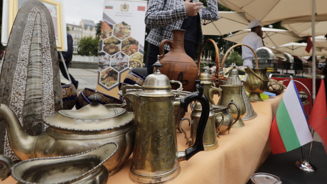 Денят на Африка се отбелязва с базар на традиционни изделия и продукти пред Народния театър в София  Снимка: БТА
