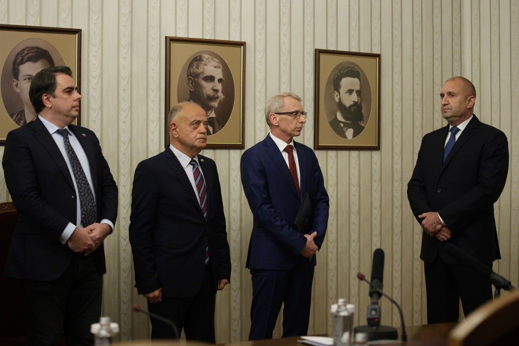 Николай Денков (вторият отдясно наляво) от името на ПП/ДБ получи проучвателен мандат за съставяне на правителство