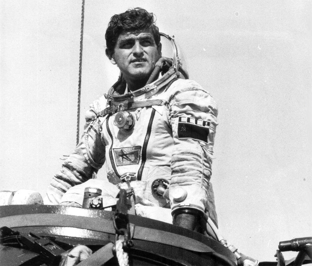 Kosmonaut Alexander Alexandrov nach der Landung des Landers.
