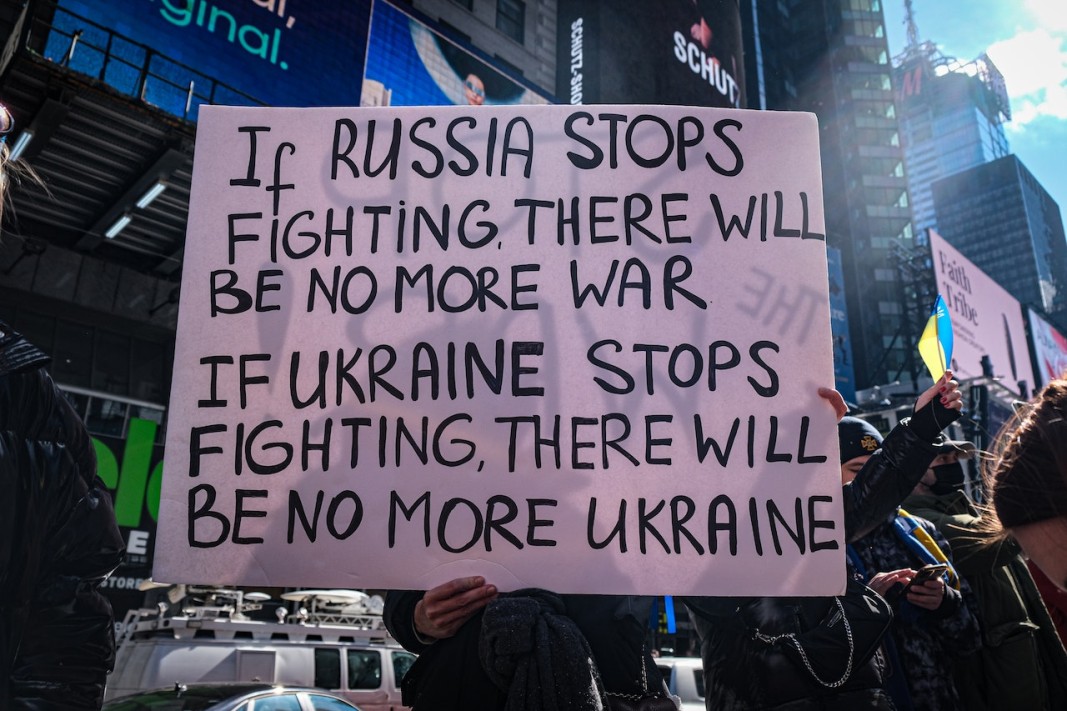 На плаката пише, че ако Русия спре да се бие войната ще свърши, но ако Украйна спре да се бие, повече няма да има Украйна. Снимката е от сайта pexels.com