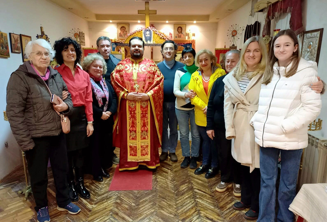 Priest Tsolo Krivachkov with Bulgarians from the Orthodox community in Zagreb, Croatia