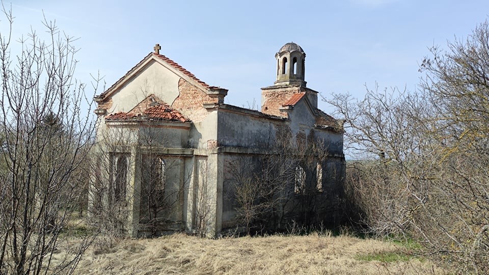 Църквата в Средно село