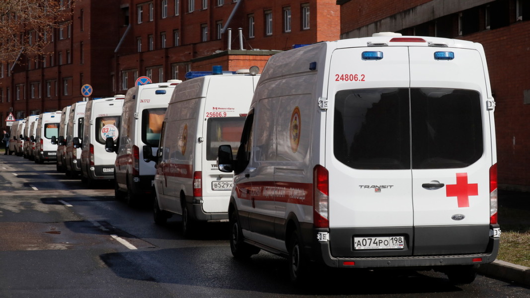 Линейки, транспортиращи заразени с коронавирус към местна болница в Санкт Петербург. 27 април 2020 г. Снимка: ЕПА/БГНЕС