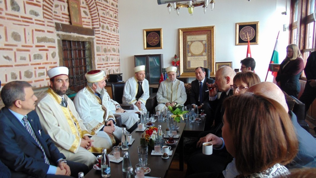 Традиционната инициатива „Кафе на толерантността“ в Джумая джамия в Пловдив. Инициативата събира представители на различни религии.    Снимка: БГНЕС