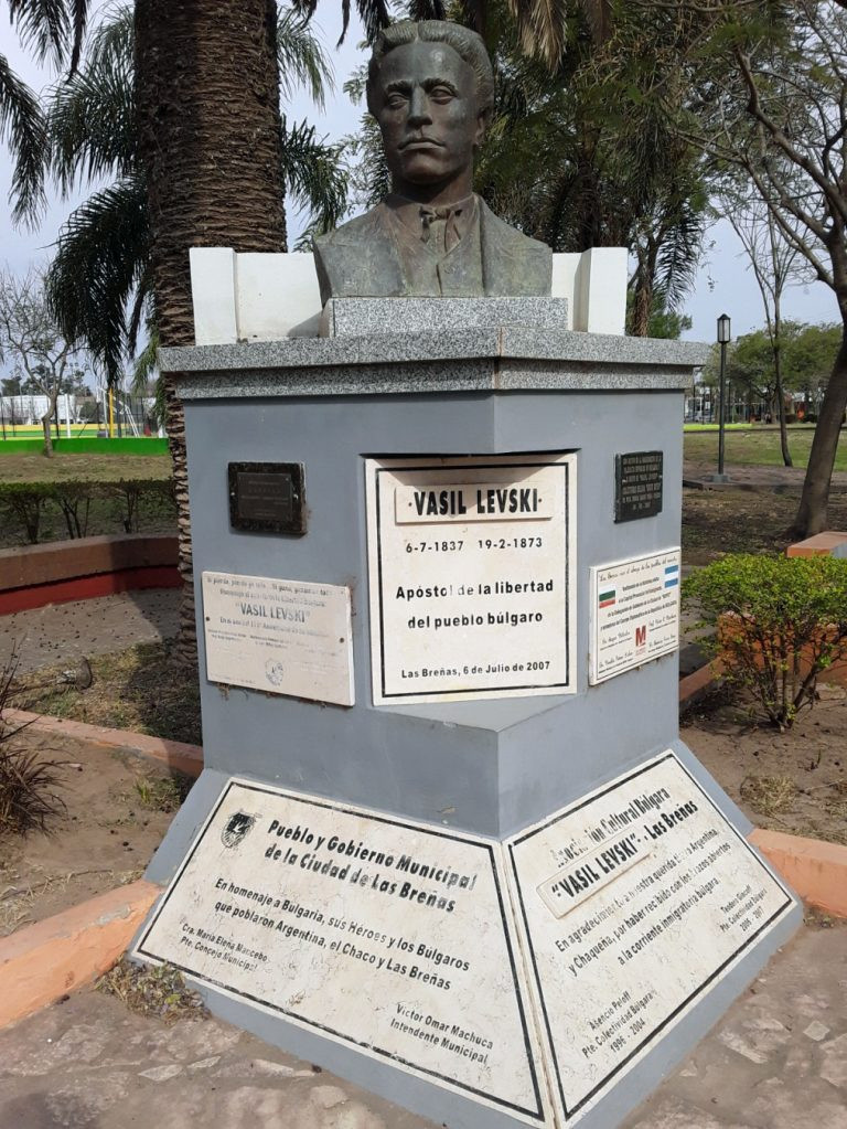 El busto-monumento de Vasil Levski en Las Breñas
