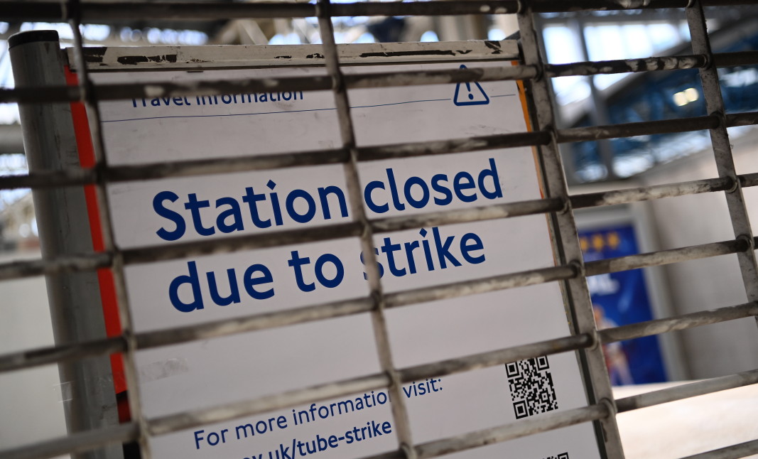 Затвореният вход на метростанция Ватерло в Лондон, Великобритания, 21 юни 2022 г./Снимка: ЕПА/БГНЕС