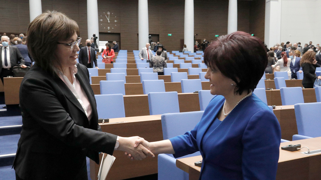 Приключва работа 44-ото Народно събрание. На снимката: Корнелия Нинова и Цвета Караянчева