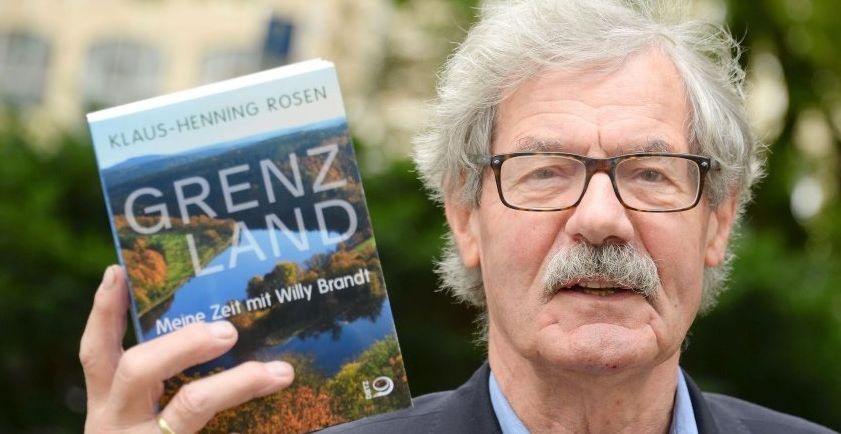 Клаус-Хенинг Розен държи своя автобиографична книга.