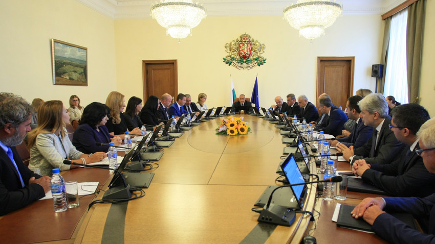 Борисов покани на среща в Министерския съвет протестиращите служители от