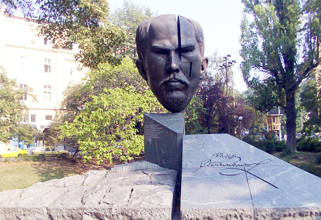 Памятник Стефану Стамболову на месте его гибели в центре Софии