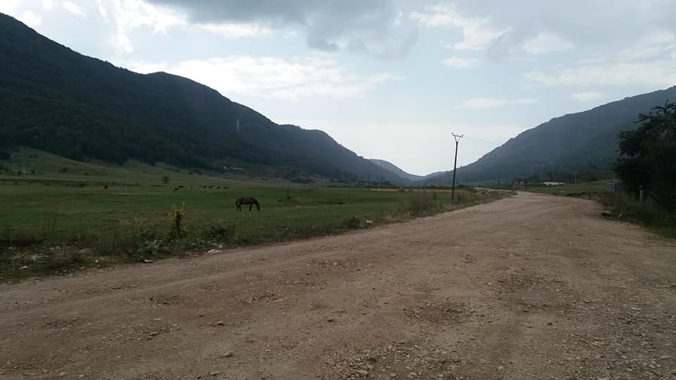 Drumul spre satele din Golo Berdo este în mare parte acoperit cu macadam