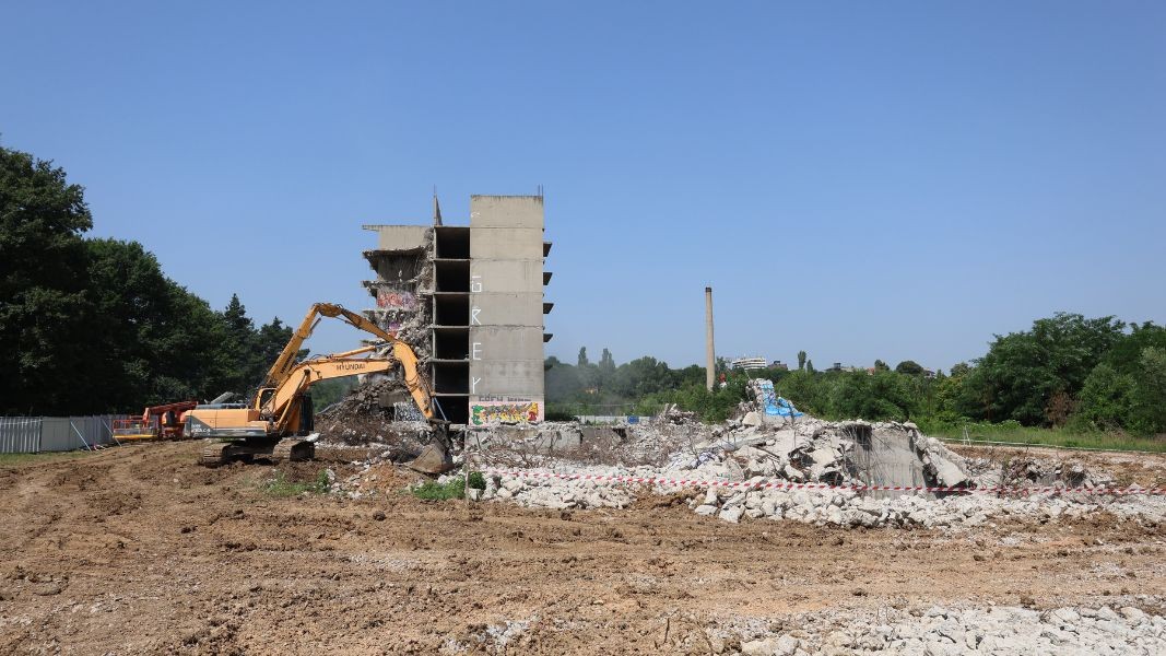 Събарянето на старите сгради и разчистването на терена на Националната детска болница