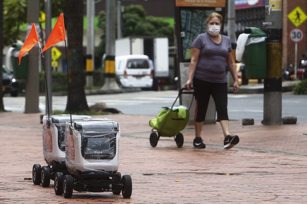 Около 15 робота се разхождат по улиците на Меделин, за да доставят домашни поръчки, като част от пилотен план, стартиран от колумбийските компании Rappi и KiwiBot, за да се избегнат контакти между хората в условията на карантина.