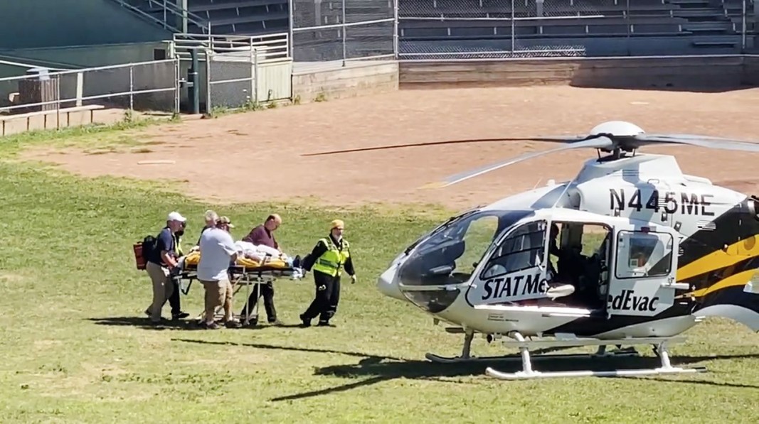 Количка с ранения Салман Рушди преди качването ѝ на медицински хеликоптер в Шътокуа, щата Ню Йорк. Снимка: ЕПА/БГНЕС