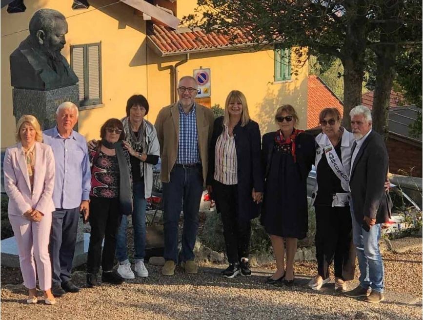 Pencho Slaveykov's monument in Brunate