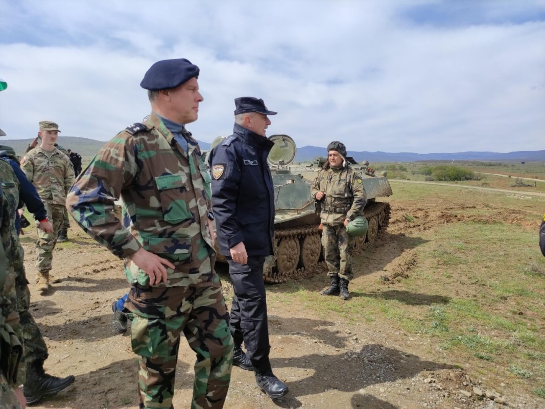  Началникът на защитата адмирал Евтимов (в средата) на полигона Ново село 