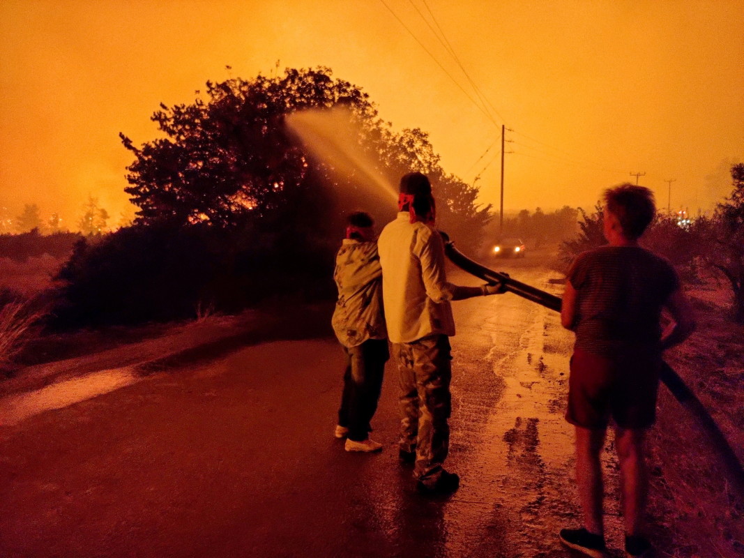 Местни жители се борят с горски пожар в района на Лимни на остров Евия, Гърция, 4 август 2021 г.
