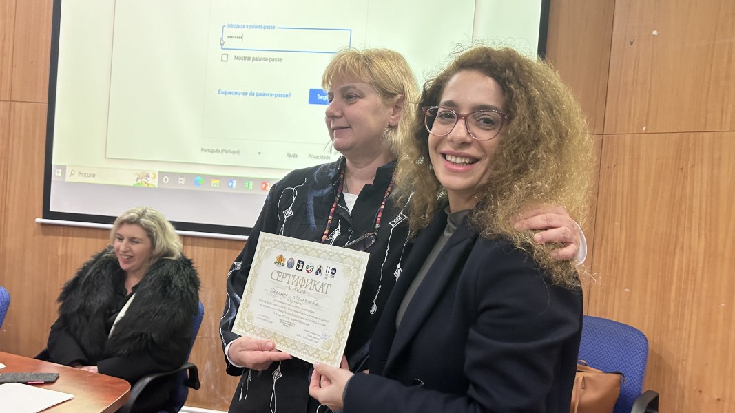 Доц. Любенова връчва сертификат на Надежда Дамянова от БНУ Надежда - Франция