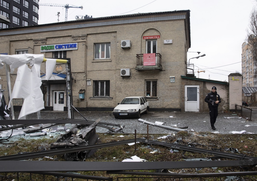 Отломки от неидентифициран обект след експлозия в Киев, Украйна, 24 февруари 2022 г.