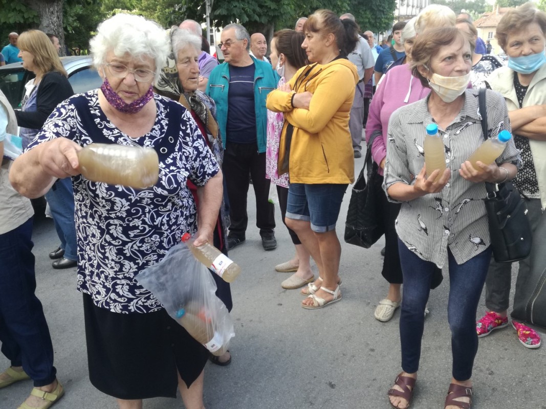  Един от митингите в село Караисен поради казуса с водата Снимка: Здравка Маслянкова 