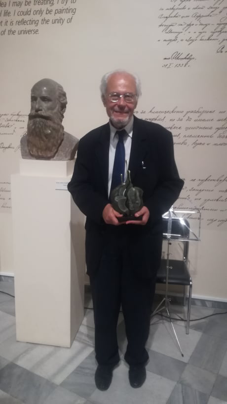 Prof. Yossif Radionov with the „Dokosvane” (Touch) statuette