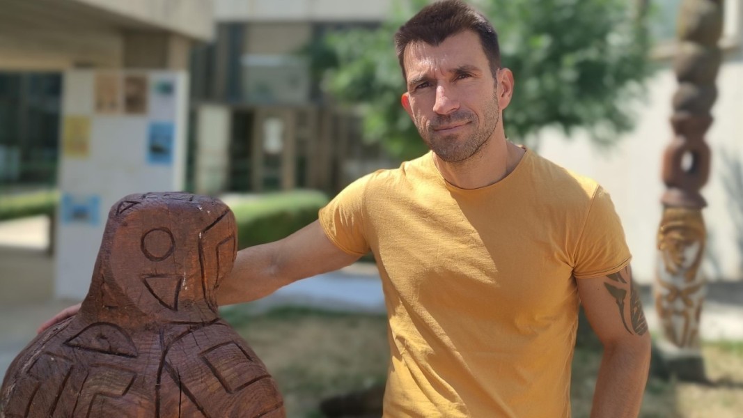 Тихомир Машов пред РИМ - Враца с дървени макети на прочути праисторически експонати от музейните експозиции; Снимка: Ива Антонова