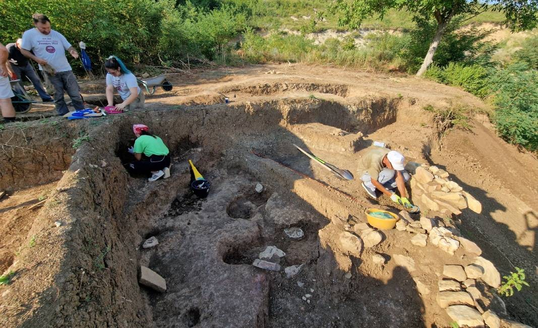 Ryakhovets kalesi yakınında Ortaçağ nekropolü ve yerleşimi kazıları