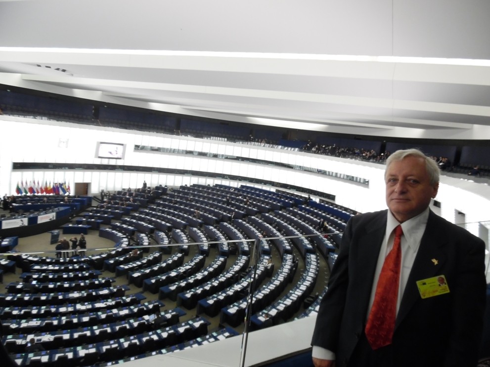 Юлий Йорданов в сградата на Европейския парламент в Страсбуг  Снимка: личен архив