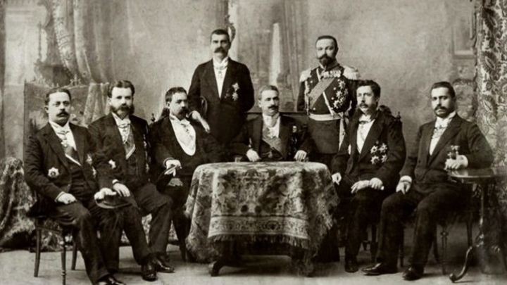 Иван Евстратиев Гешов (в средата) сред членове на своето правителство