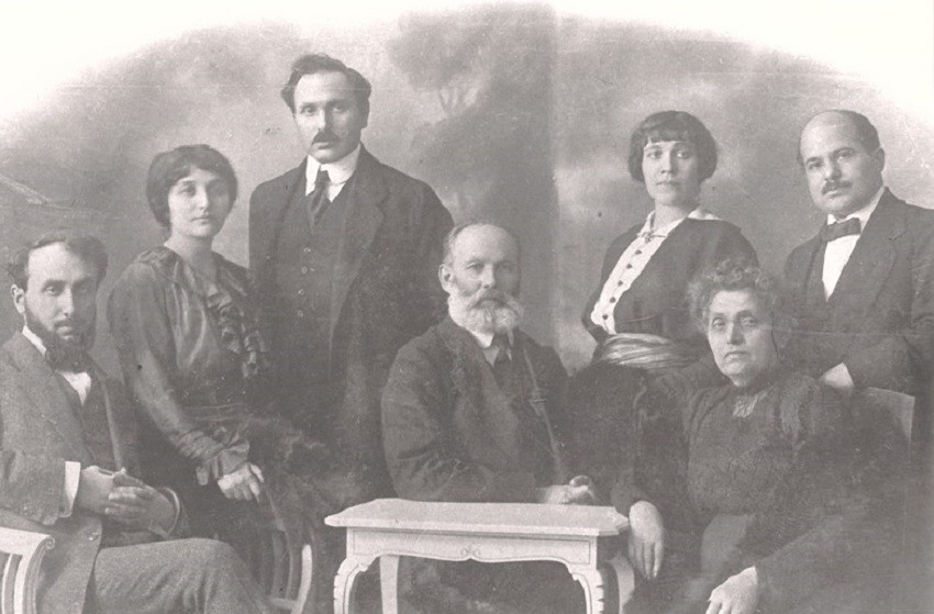 Die Familie Gabe. In der Mitte: Peter und Ekaterina Gabe; von links nach rechts: Bojan Penew, Dora Gabe, Senja Gabe, Bela Gabe und Spiridon Kasandschiew