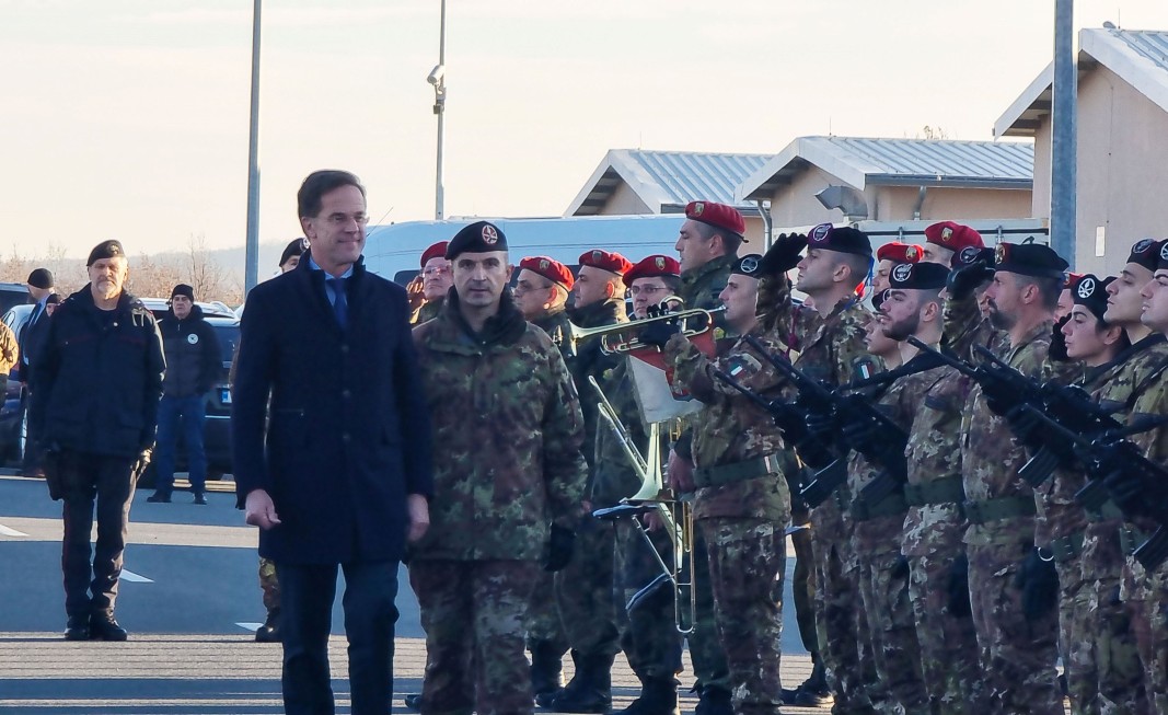 Генералният секретар на НАТО Марк Рюте на полигона в Ново село