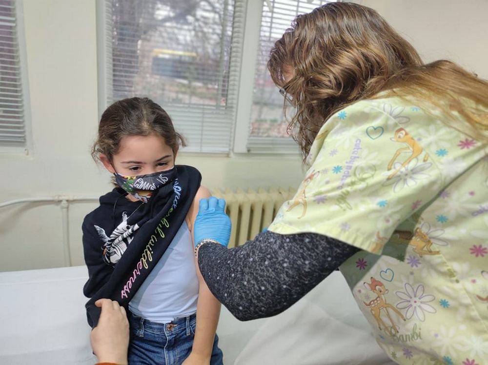 7-годишната Вая прие да бъде ваксинирана   Снимка: Незабравка Кирова