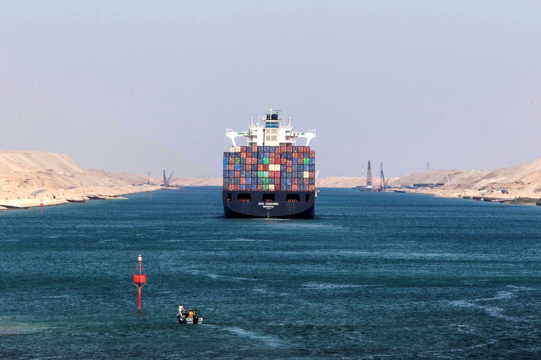 Кораб преминава през Суецкия канал. Снимката е илюстративна