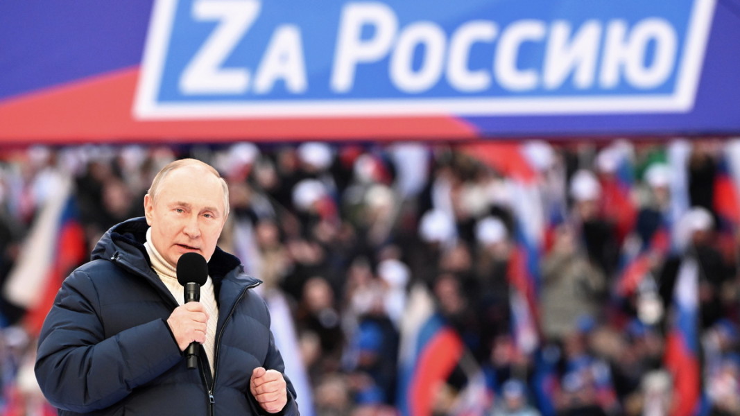 Владимир Путин говори пред пълния стадион „Лужники“ преди дни, когато бе отбелязана 8-годишнината от анексирането на Крим. Снимка: ЕПА/БГНЕС
