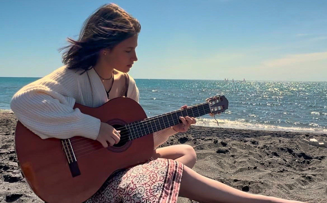Silvia, în vârstă de 18 ani, cântă la chitară și interpretează cântece bulgărești