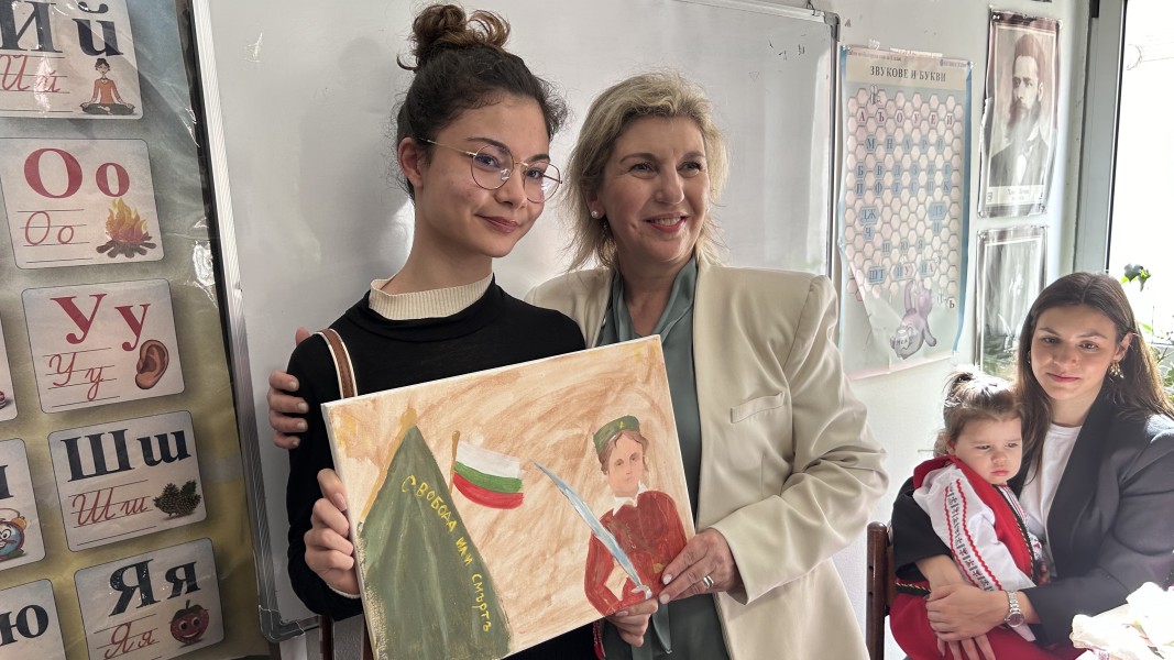 Възпитаничката на училището Моника Нунеш дарява своя картина