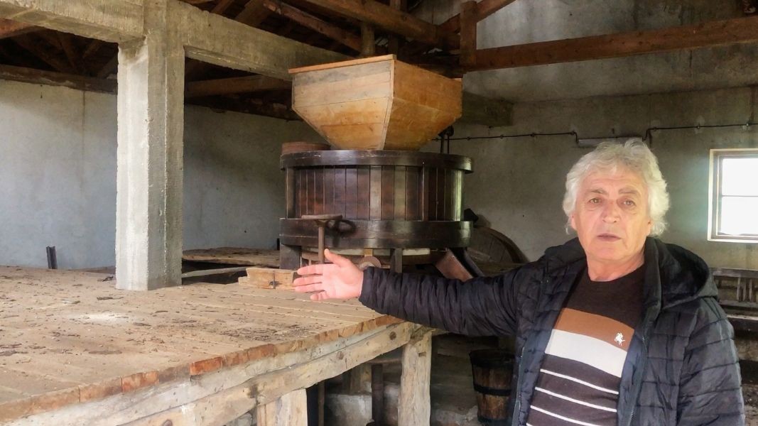 Димитър Неделчев демонстрира как работи старата мелница