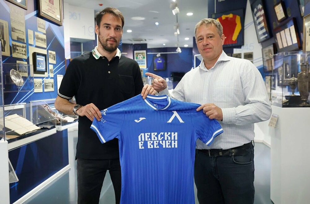 Ивайло Ивков връчи синя фланелка на Попов.