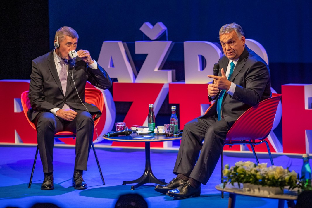  Премиерите на Чехия Андрей Бабиш (вляво) и на Унгария Виктор Орбан 