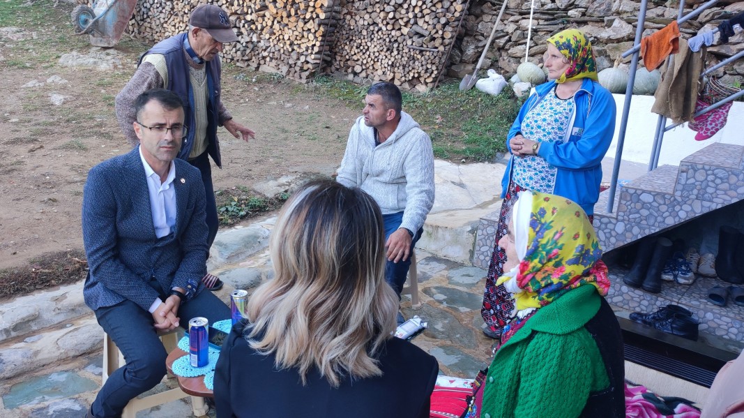 Agron Nuredinaj visitando una familia goranesa en el pueblo de Tsarnalevo