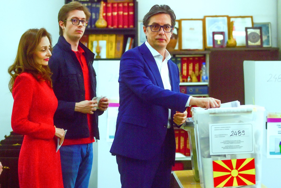 Бившият президент на Северна Македония Стево Пендаровски гласува в секция в Скопие