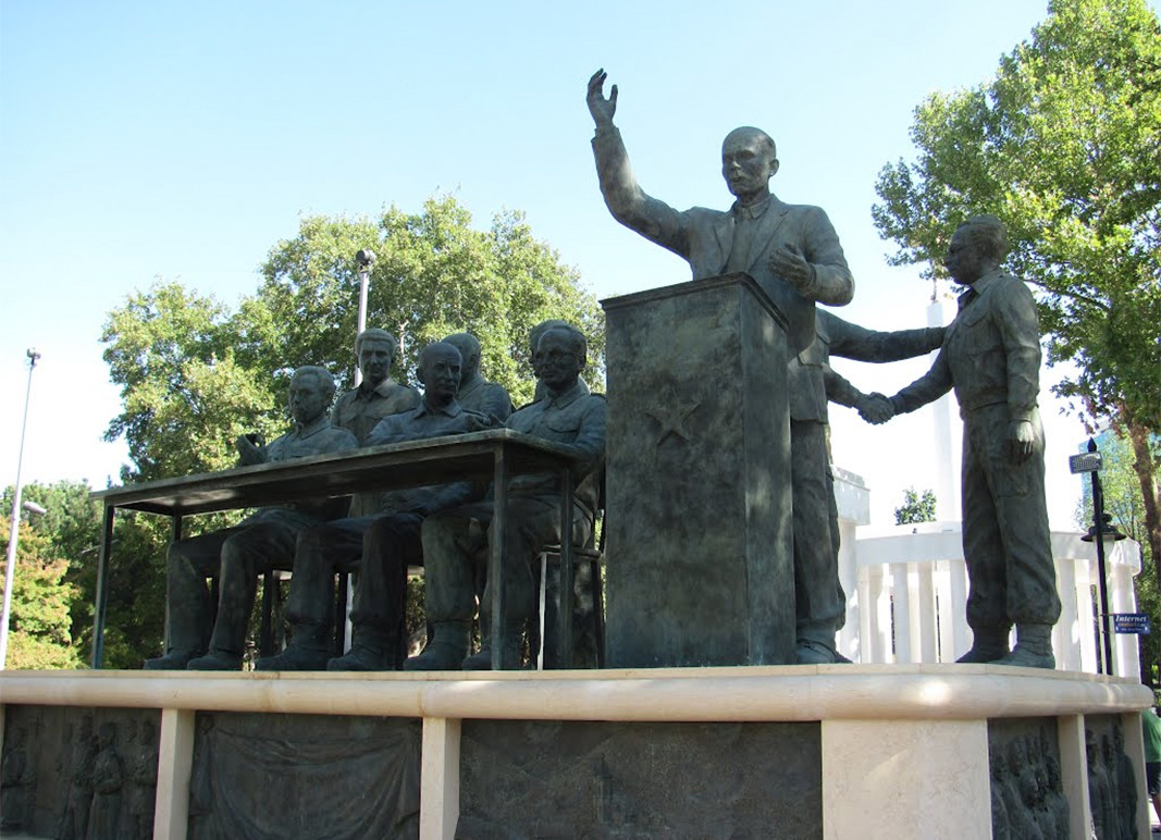 Срещу парламента в Скопие е издигнат паметник на първото заседание на АСНОМ, като събранието на македонските комунисти от 1944 г. трябва да е основополагащ символ за парламентаризма в Северна Македония.