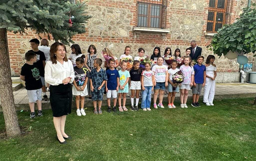 Bahtisen Mutlu with the children
