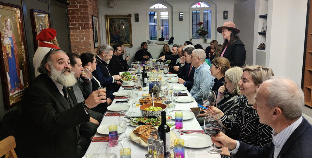 Nach dem Gottesdienst versammeln sich unsere Landsleute zum Erfahrungsaustausch und gemütlichem Beisammensein