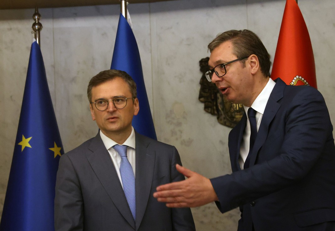  Президентът на Сърбия Александър Вучич (вдясно) и министърът на външните работи на Украйна Дмитро Кулеба 