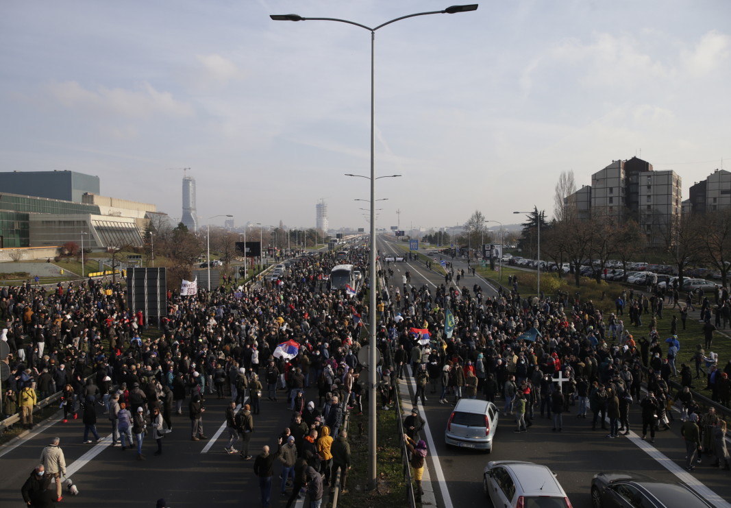 Антиправителствени протести блокираха пътища и мостове в Сърбия срещу новите изменения в законите за експроприацията и  за референдума и народната инициатива, свързани с отчуждаването на терени./ Снимка: Магистрала E-75 в Белград, Сърбия, 4 декември 2021 г, ЕПА/БГНЕС
