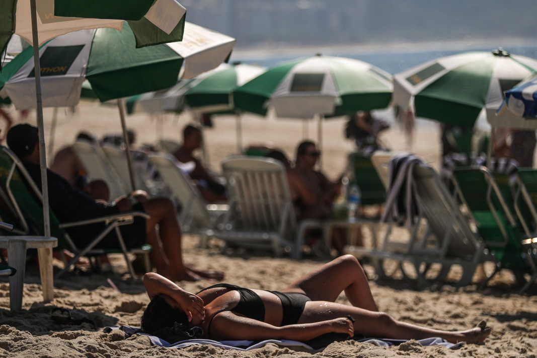 Емблематичният плаж Копакабана. През септември Бразилия отново бе в хватката на гореща вълна/ЕПА/БГНЕС