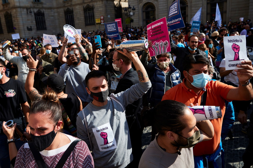 Работници в заведенията в Барселона протестират срещу ограниченията в сектора, наложени поради продължаващата пандемия на коронавируса, която спря нощния живот в каталунската столица, 28 октомври 2020 г.